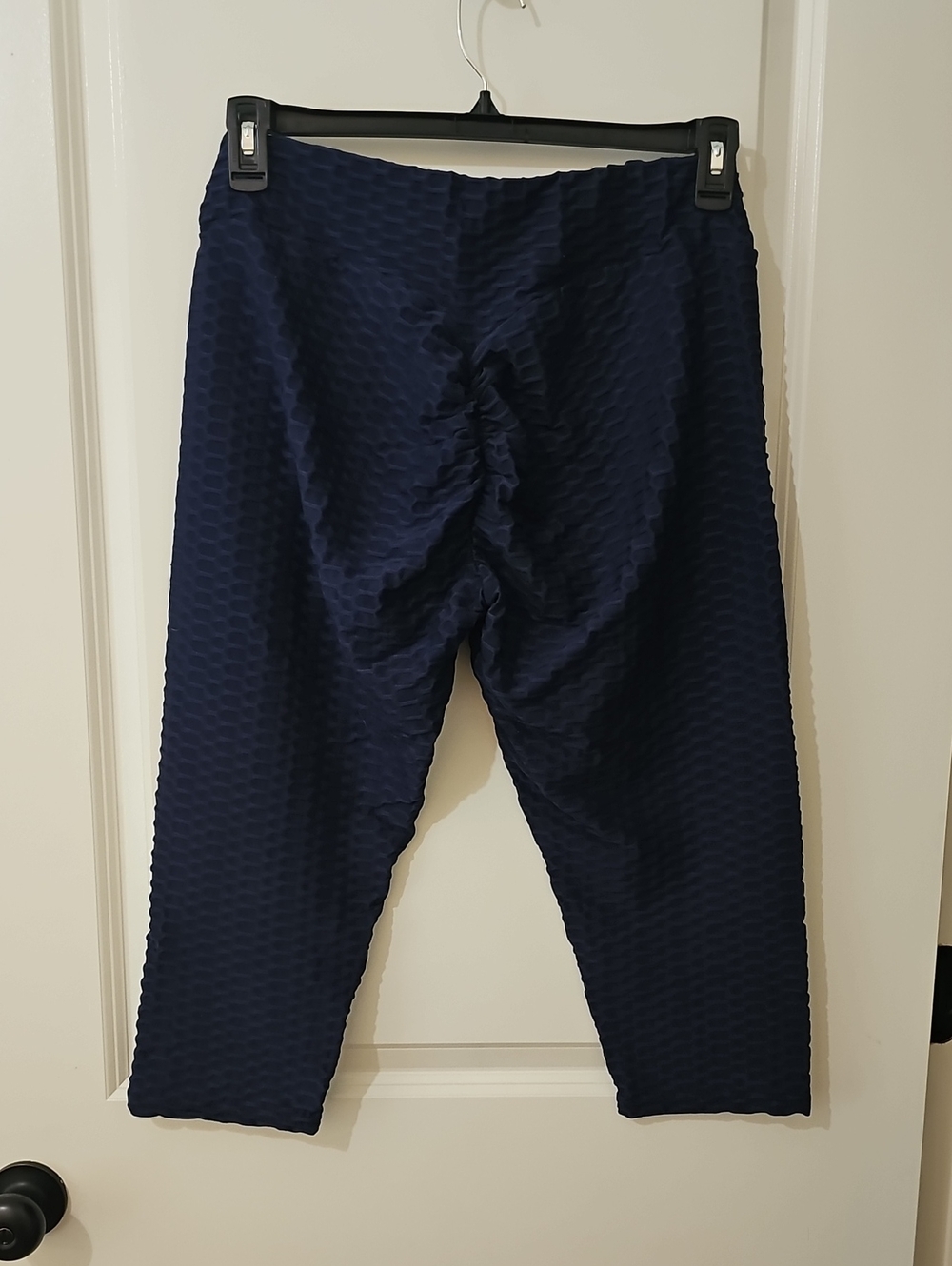 Navy Textured High-Waist 3/4 Leggings with Butt Scrunch Detail